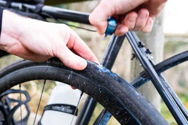 How to repair a punctured tubeless tyre